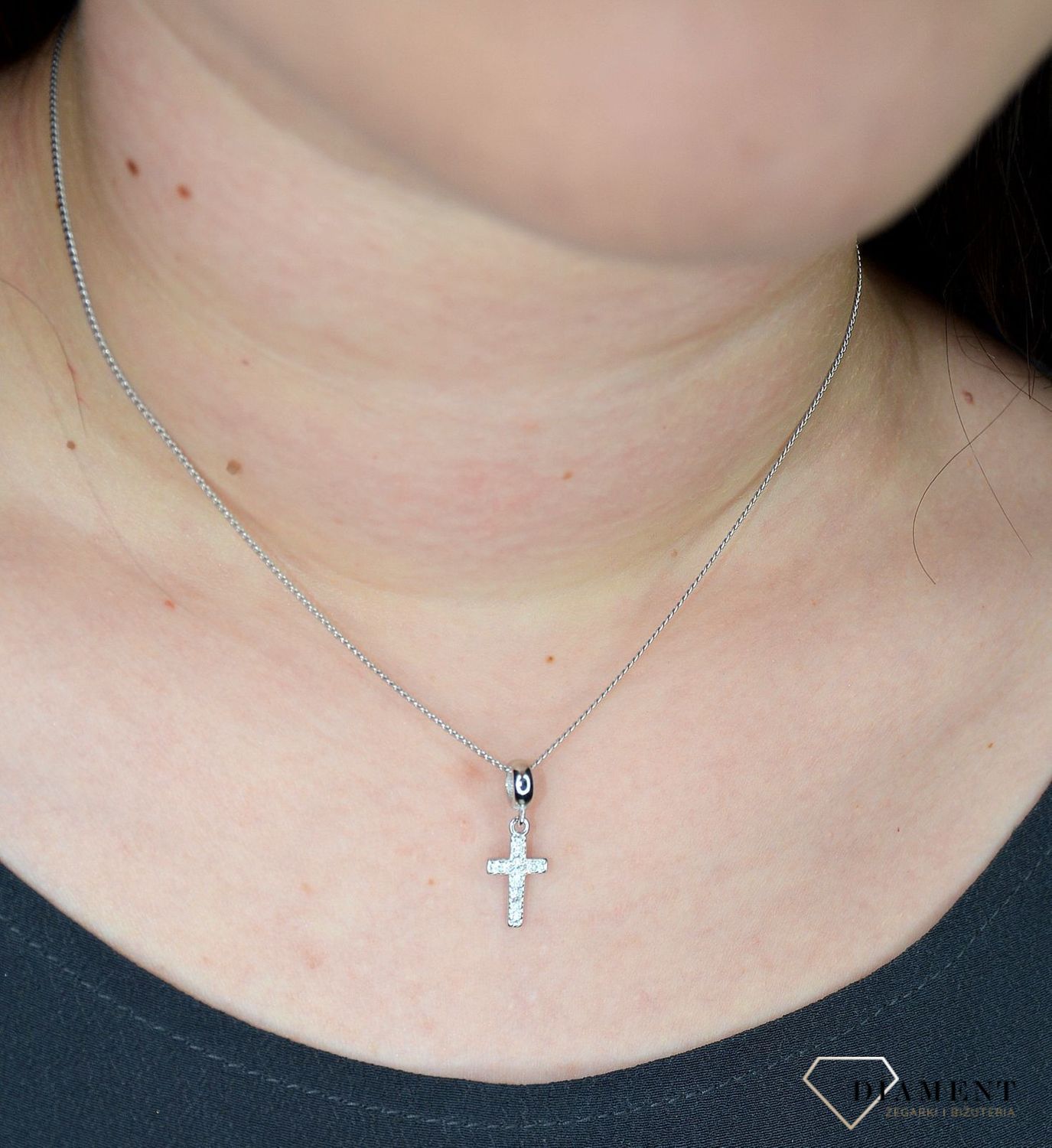 Zawieszka srebrna krzyżyk z cyrkoniami DIA-ZAW-1976-925.jpg