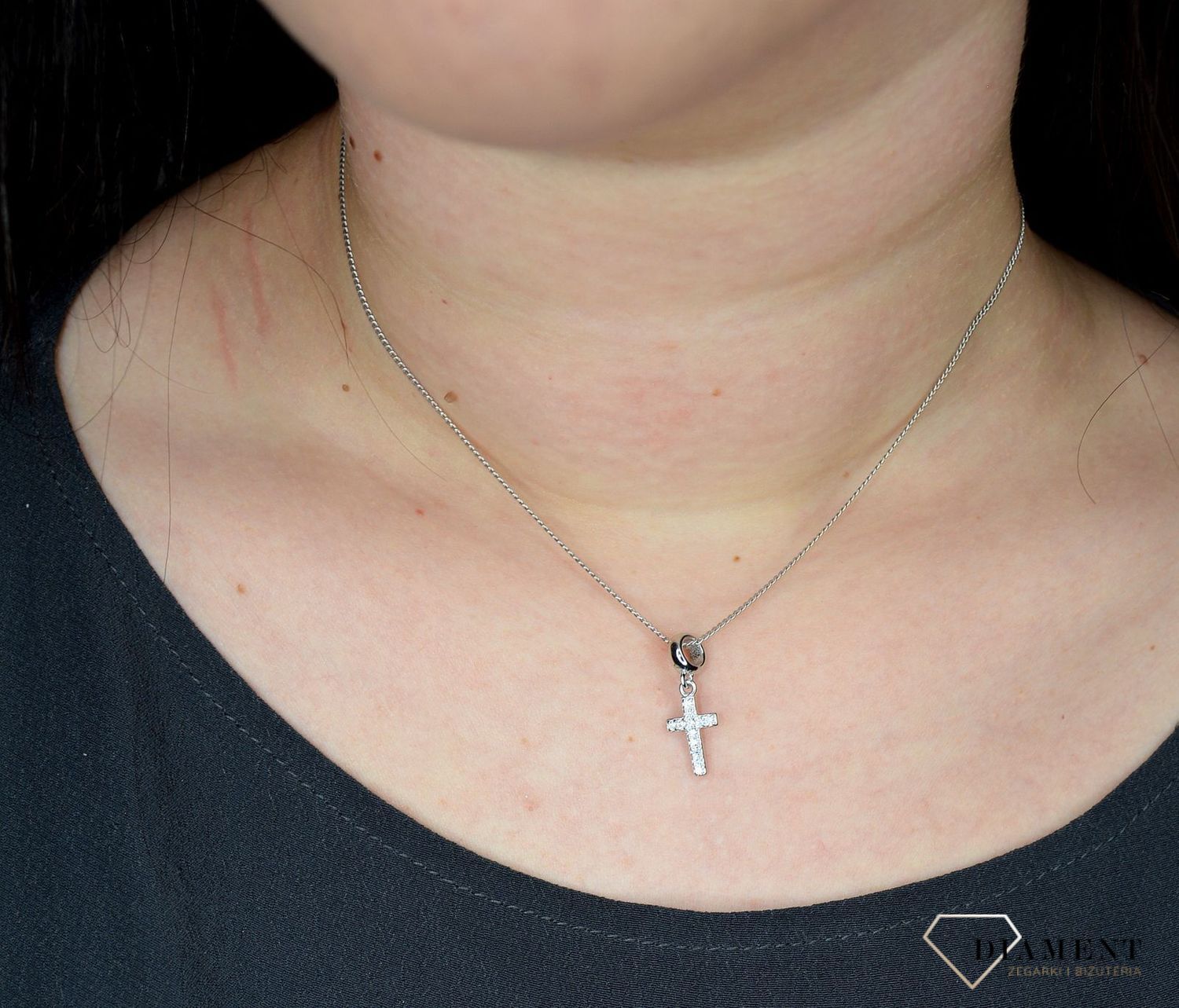 Zawieszka srebrna krzyżyk z cyrkoniami DIA-ZAW-1976-925.jpg