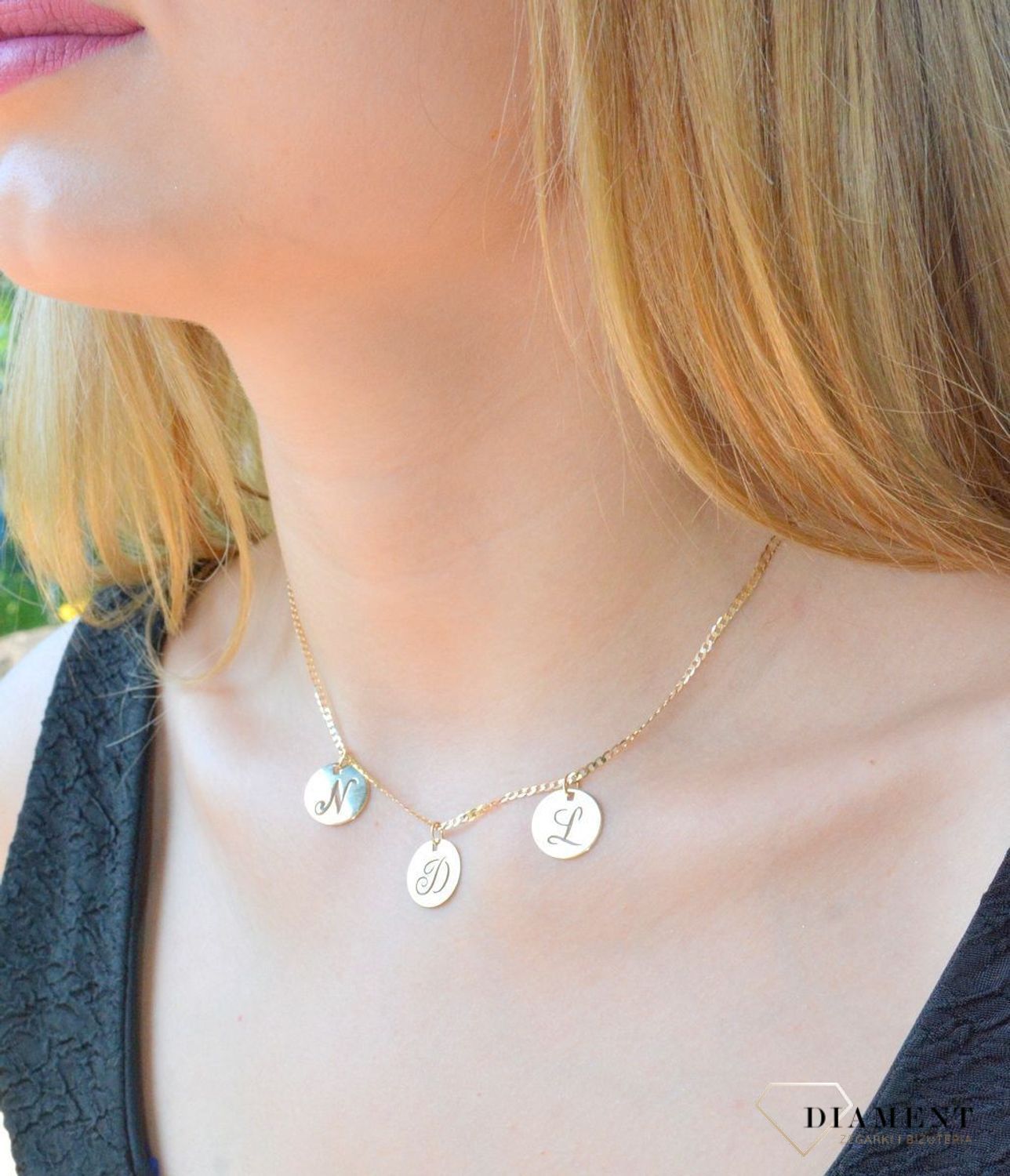 Złota zawieszka 585 z literką D w kółeczku DIA-ZAW-2128D-585. Wisiorek został wykonany z najwyższej jakości złota próby 585. Personalizowana zawieszka doskonale sprawdzi się na prezent dla każdej kobiety. Zawieszka z literką D.jpg