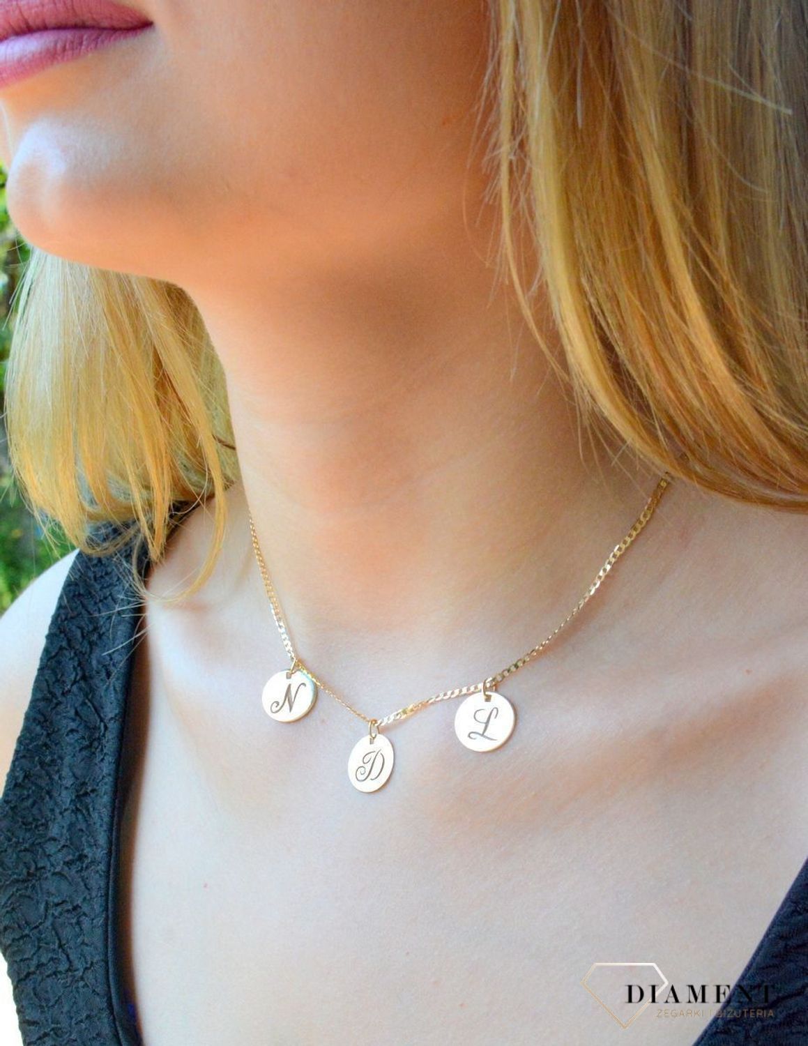 Złota zawieszka 585 z literką D w kółeczku DIA-ZAW-2128D-585. Wisiorek został wykonany z najwyższej jakości złota próby 585. Personalizowana zawieszka doskonale sprawdzi się na prezent dla każdej kobiety. Zawieszka z literką D.jpg