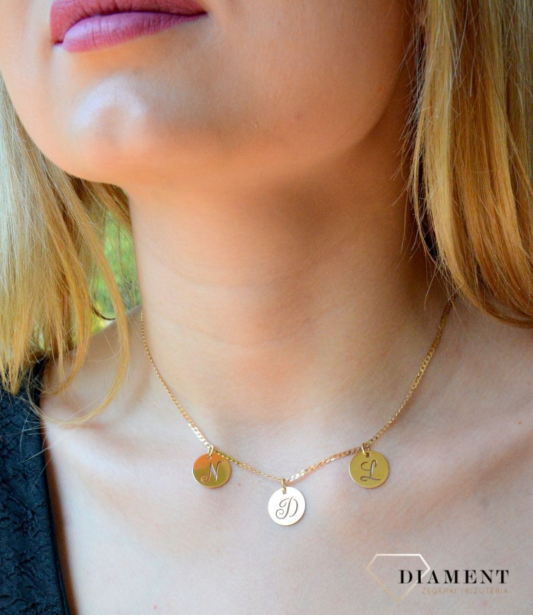 Złota zawieszka 585 z literką L w kółeczku DIA-ZAW-2128L-585. Jedyna w swoim rodzaju złota zawieszka z literką L. Wisiorek został wykonany z najwyższej jakości złota próby 585. Literka L zawieszka damska złota idealna na preze.jpg