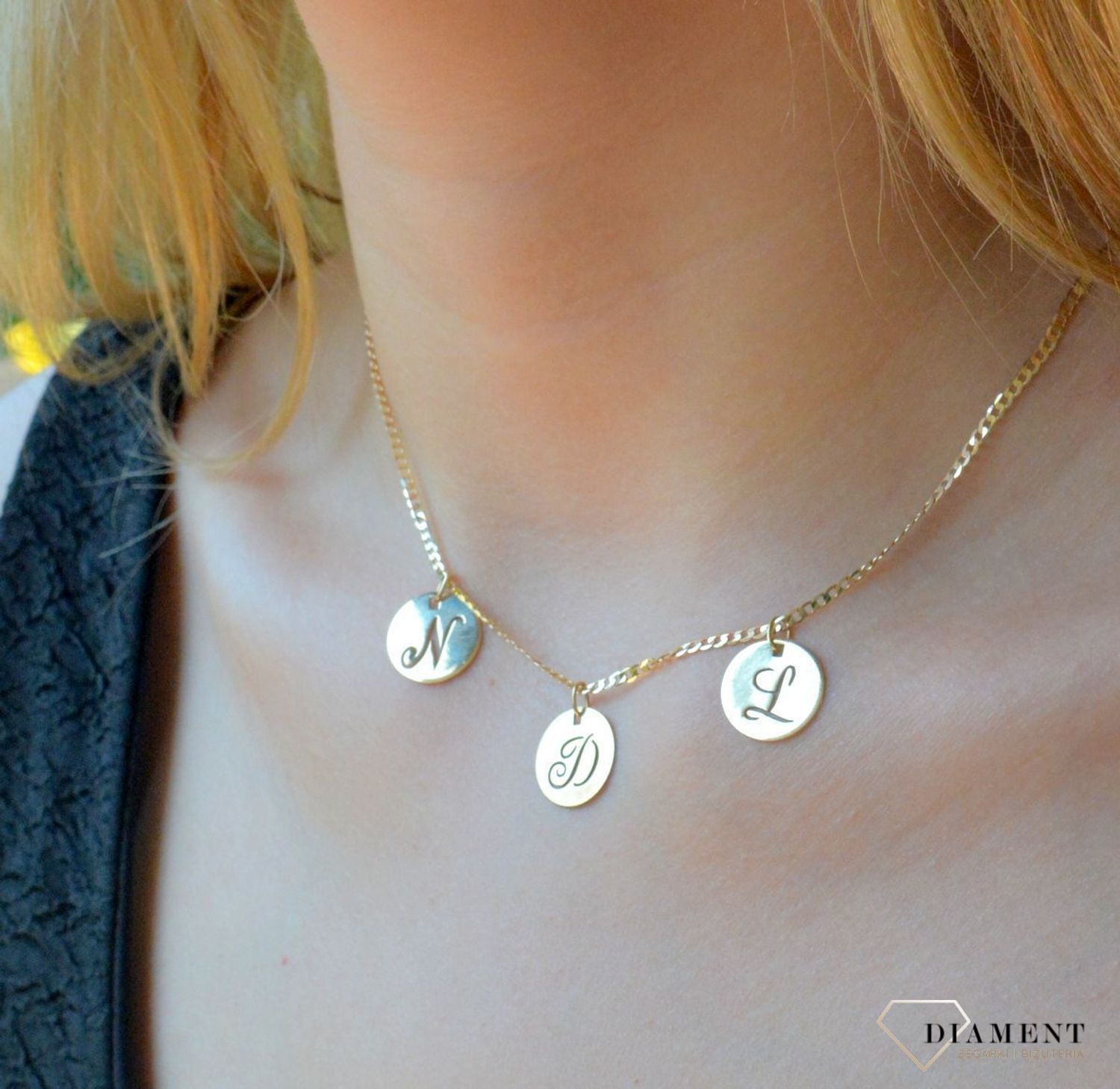 Złota zawieszka 585 z literką L w kółeczku DIA-ZAW-2128L-585. Jedyna w swoim rodzaju złota zawieszka z literką L. Wisiorek został wykonany z najwyższej jakości złota próby 585. Literka L zawieszka damska złota idealna na preze.jpg