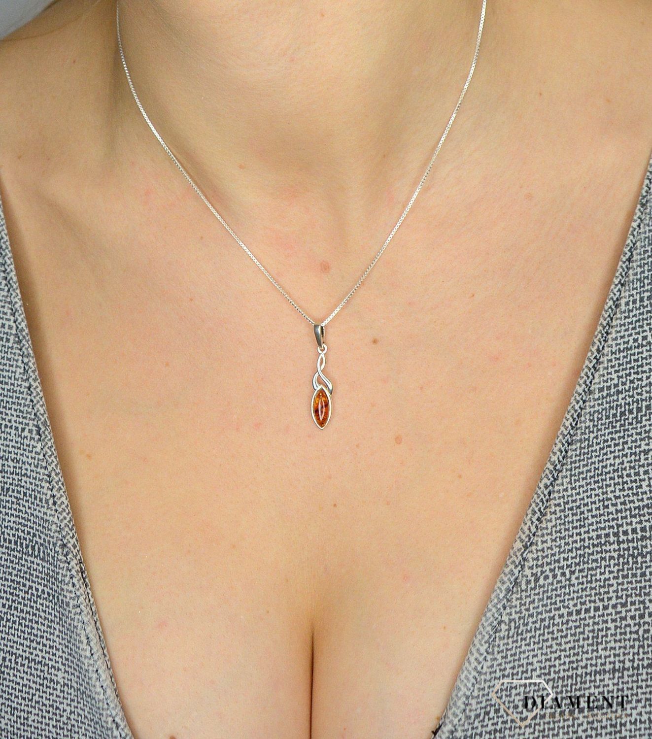 Srebrna zawieszka z bursztynem DIA-ZAW-2160K-925 to propozycja od sklepu jubilerskiego Diament.jpg