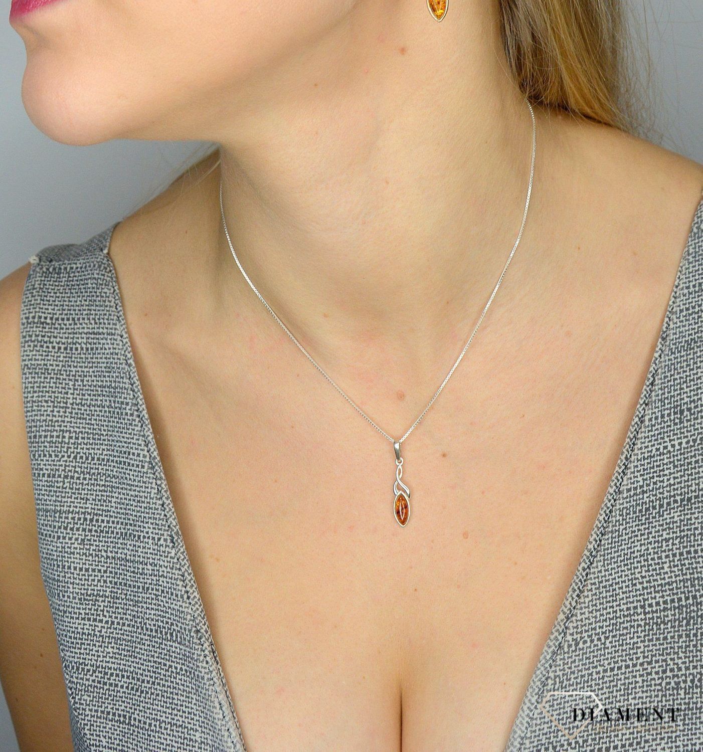 Srebrna zawieszka z bursztynem DIA-ZAW-2160K-925 to propozycja od sklepu jubilerskiego Diament.jpg