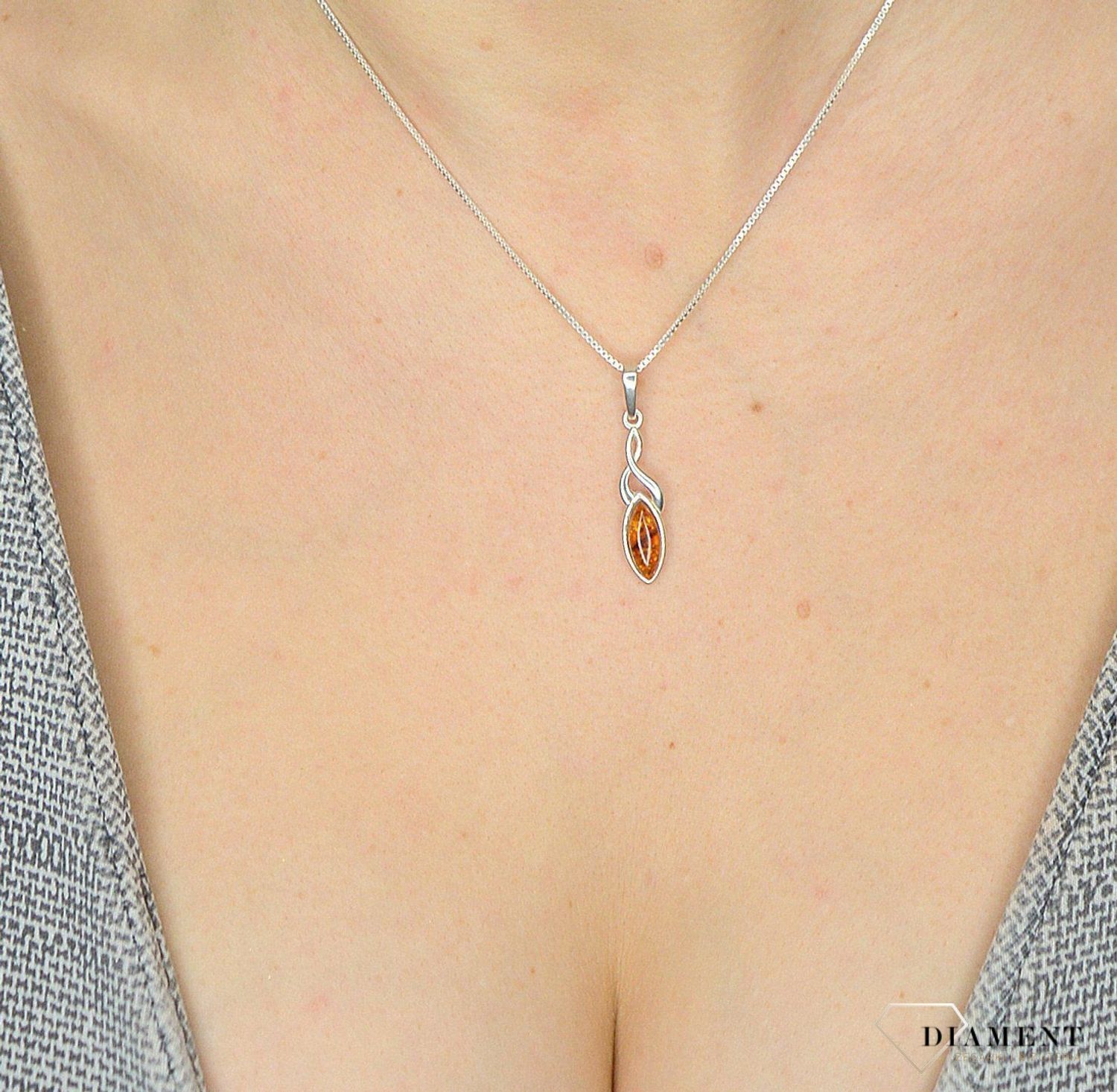 Srebrna zawieszka z bursztynem DIA-ZAW-2160K-925 to propozycja od sklepu jubilerskiego Diament.jpg