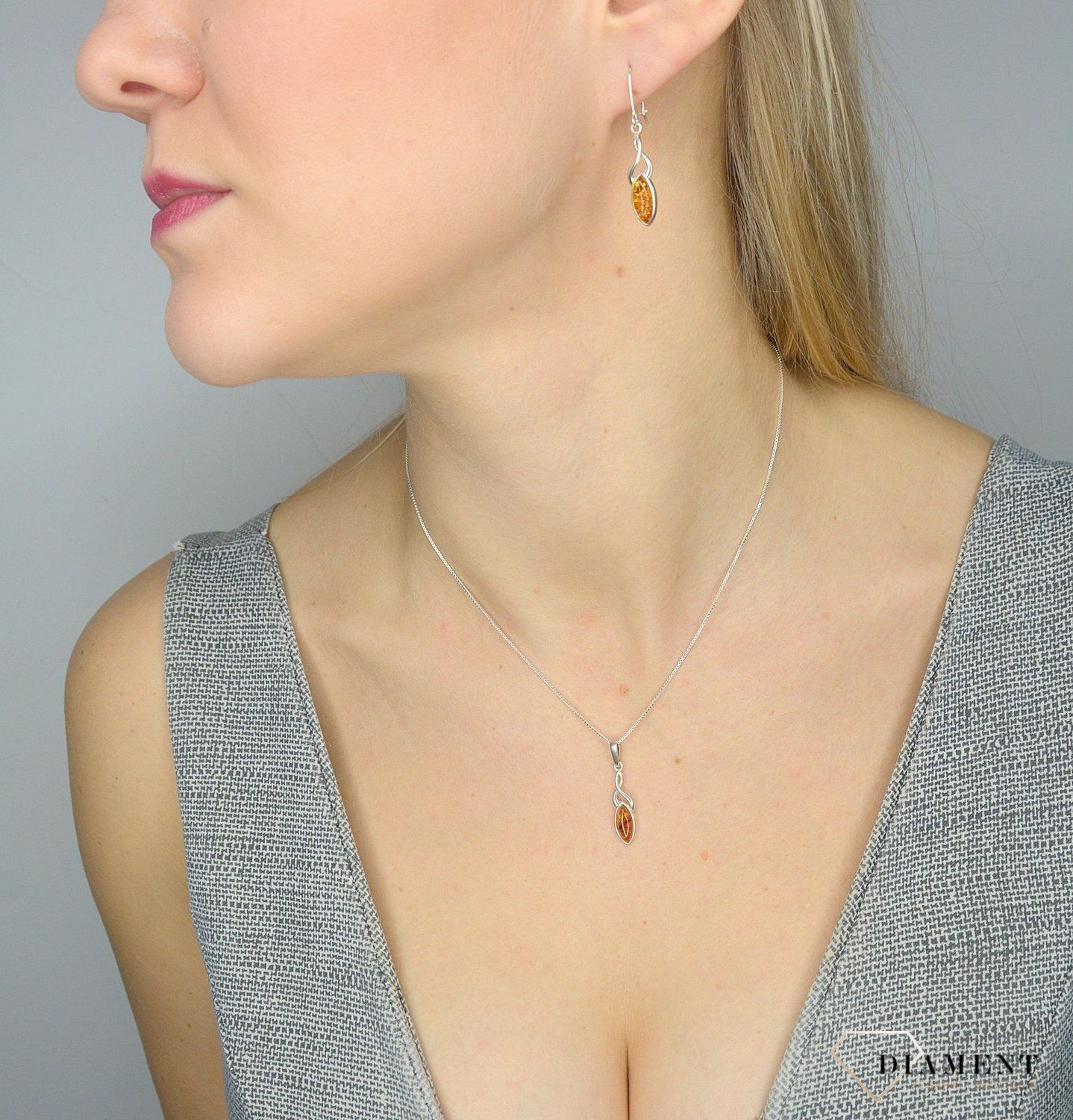 Srebrna zawieszka z bursztynem DIA-ZAW-2160K-925 to propozycja od sklepu jubilerskiego Diament.jpg