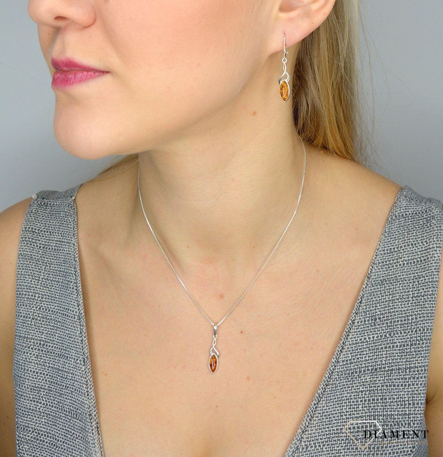 Srebrna zawieszka z bursztynem DIA-ZAW-2160K-925 to propozycja od sklepu jubilerskiego Diament.jpg