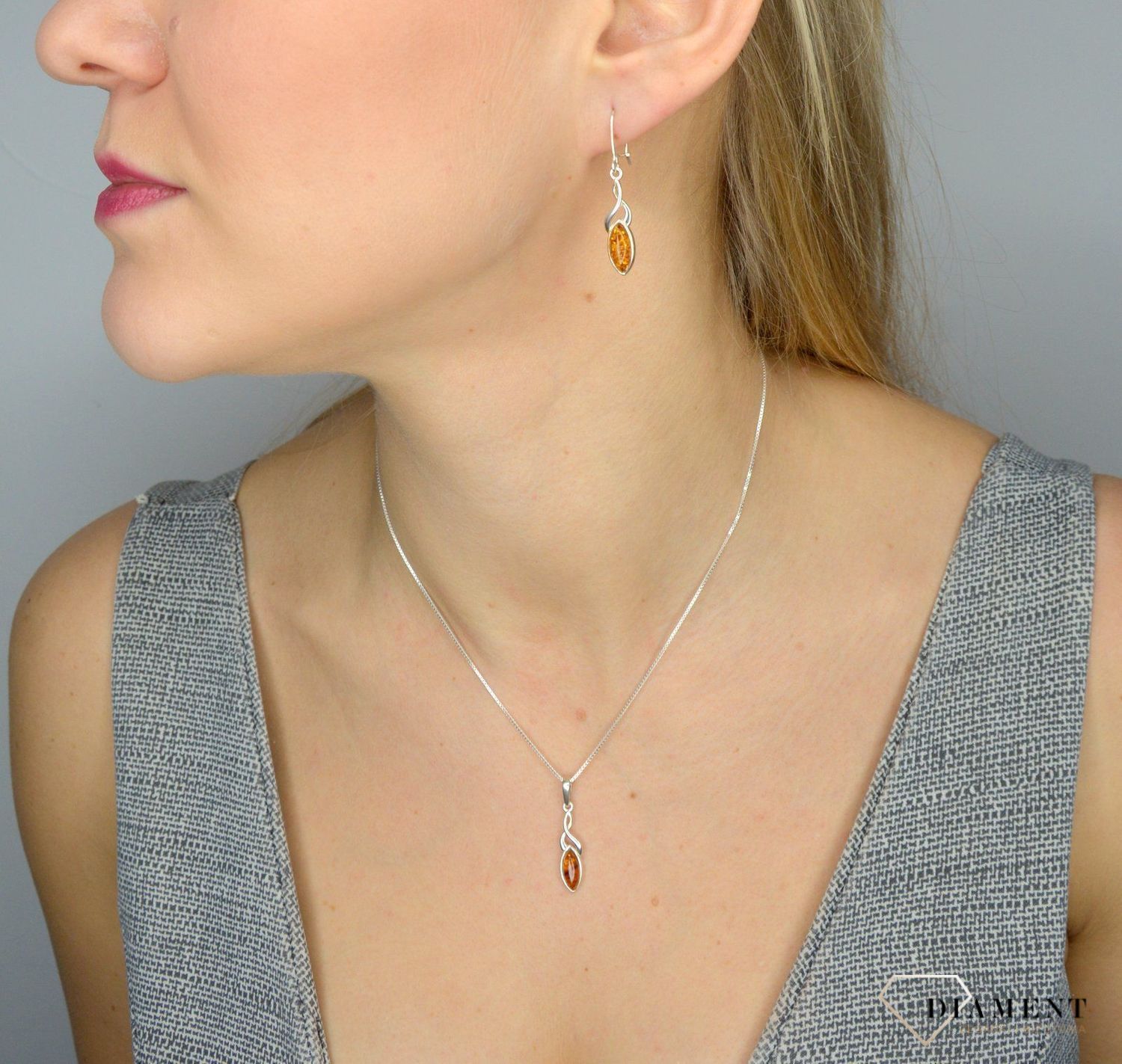 Srebrna zawieszka z bursztynem DIA-ZAW-2160K-925 to propozycja od sklepu jubilerskiego Diament.jpg