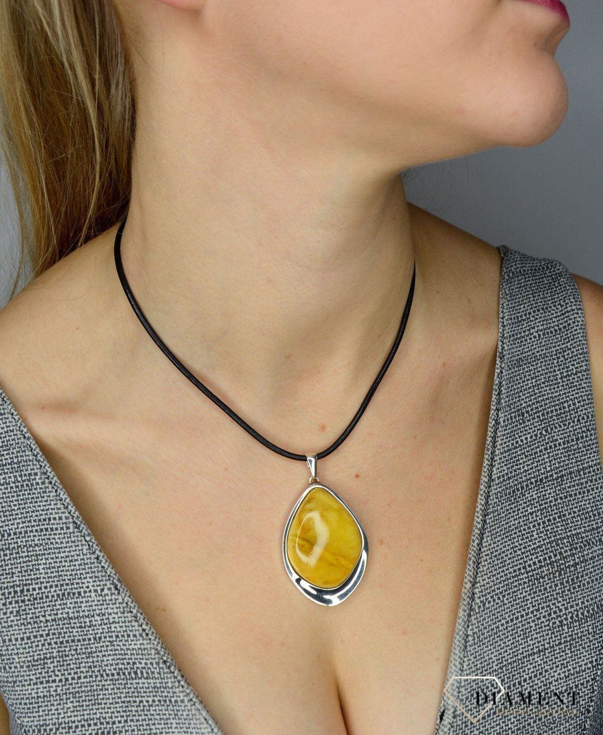 Zawieszka srebrna z mlecznym bursztynem DIA-ZAW-2233-925.jpg