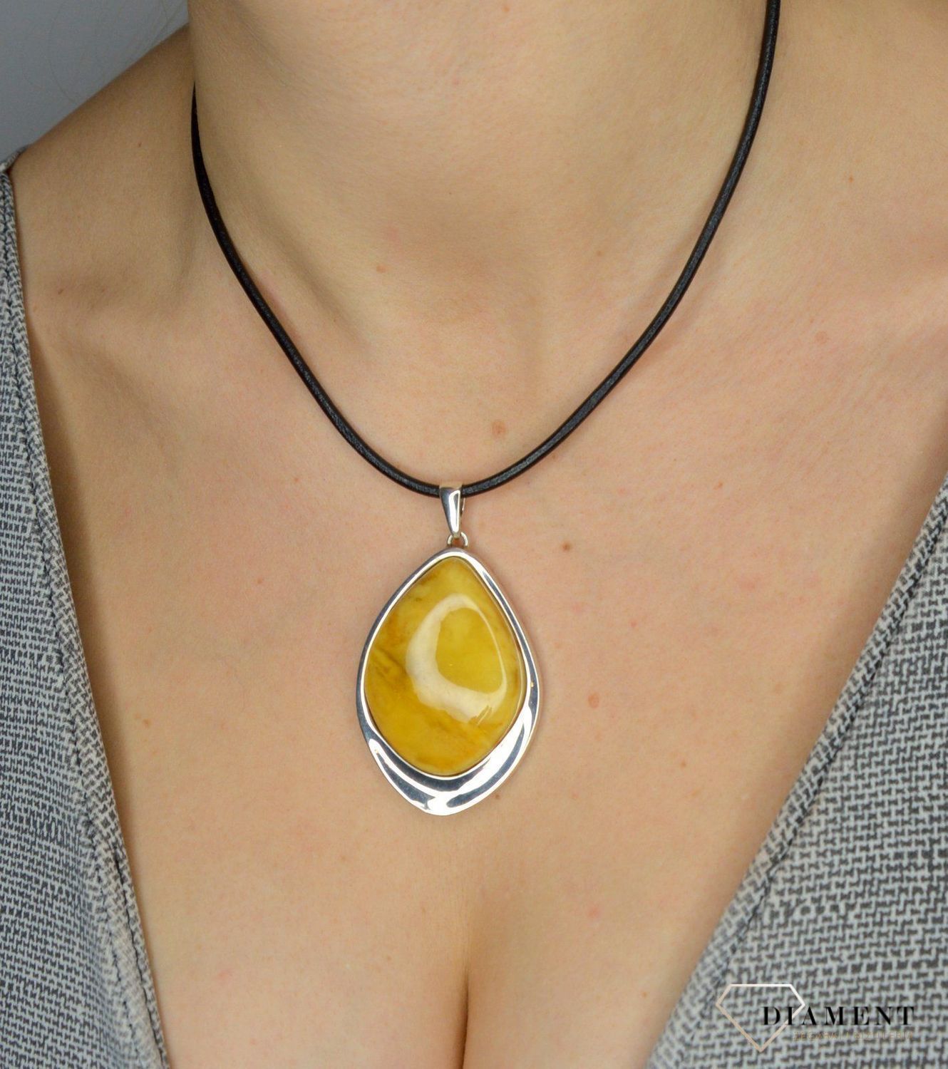 Zawieszka srebrna z mlecznym bursztynem DIA-ZAW-2233-925.jpg