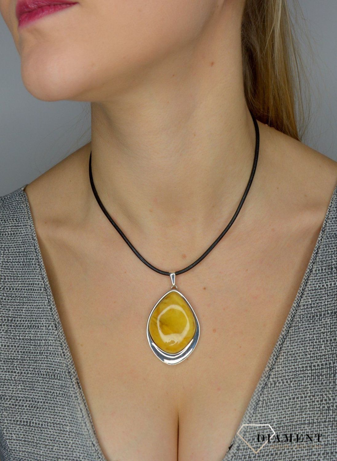 Zawieszka srebrna z mlecznym bursztynem DIA-ZAW-2233-925.jpg