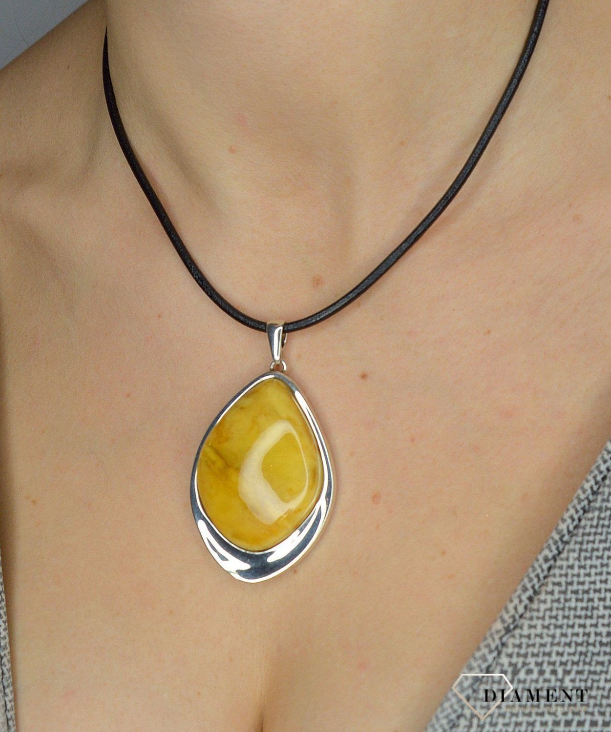 Zawieszka srebrna z mlecznym bursztynem DIA-ZAW-2233-925.jpg