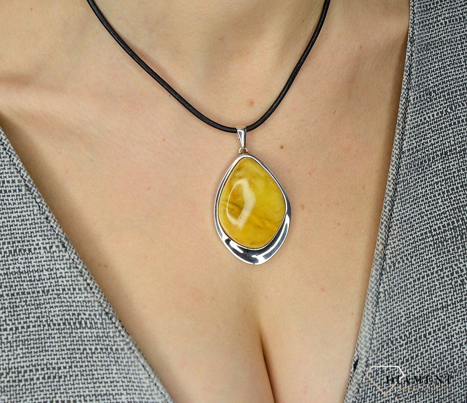 Zawieszka srebrna z mlecznym bursztynem DIA-ZAW-2233-925.jpg