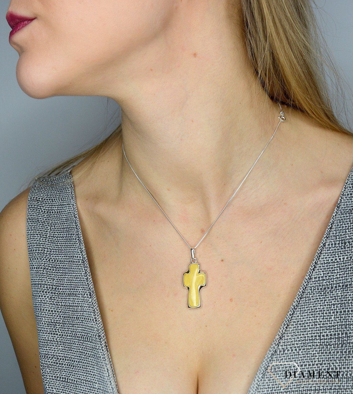 Zawieszka srebrna z bursztynem 'Jasny krzyż' DIA-ZAW-2234-925.jpg