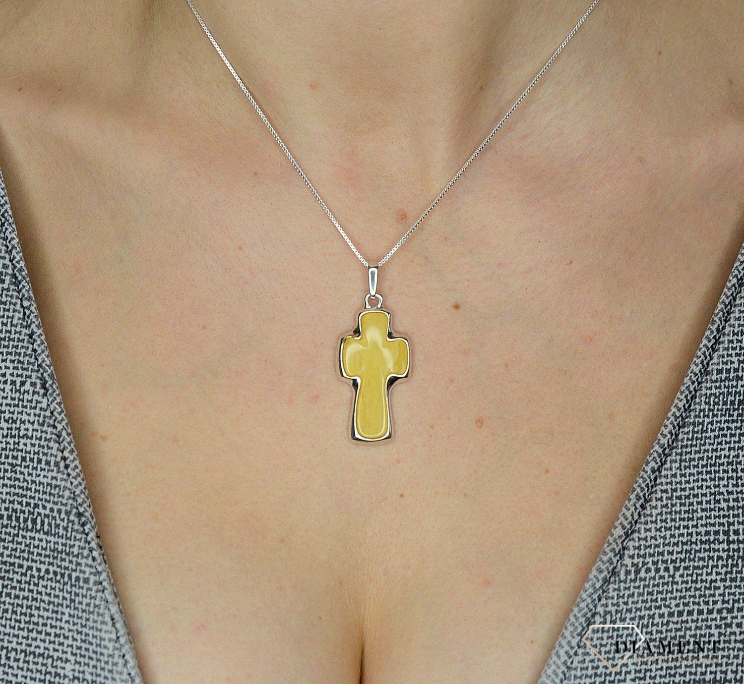 Zawieszka srebrna z bursztynem 'Jasny krzyż' DIA-ZAW-2234-925.jpg