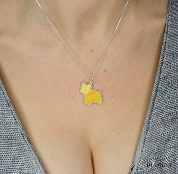 Zawieszka srebrna w kształcie psa w mlecznym kolorze bursztynu to propozycja od sklepu jubilerskiego Diament. Biżuteria dla osoby, która lubi różnorodne i odważne dodatki w swoich stylizacjach (2).JPG