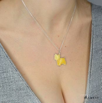 Zawieszka srebrna w kształcie psa w mlecznym kolorze bursztynu to propozycja od sklepu jubilerskiego Diament. Biżuteria dla osoby, która lubi różnorodne i odważne dodatki w swoich stylizacjach (3).JPG