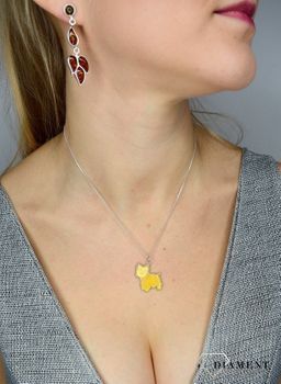 Zawieszka srebrna w kształcie psa w mlecznym kolorze bursztynu to propozycja od sklepu jubilerskiego Diament. Biżuteria dla osoby, która lubi różnorodne i odważne dodatki w swoich stylizacjach (5).JPG