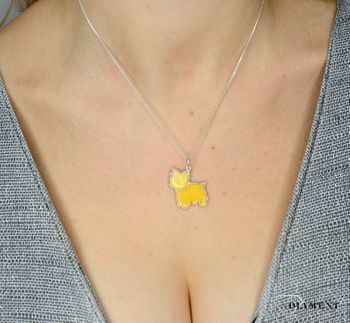 Zawieszka srebrna w kształcie psa w mlecznym kolorze bursztynu to propozycja od sklepu jubilerskiego Diament. Biżuteria dla osoby, która lubi różnorodne i odważne dodatki w swoich stylizacjach (6).JPG