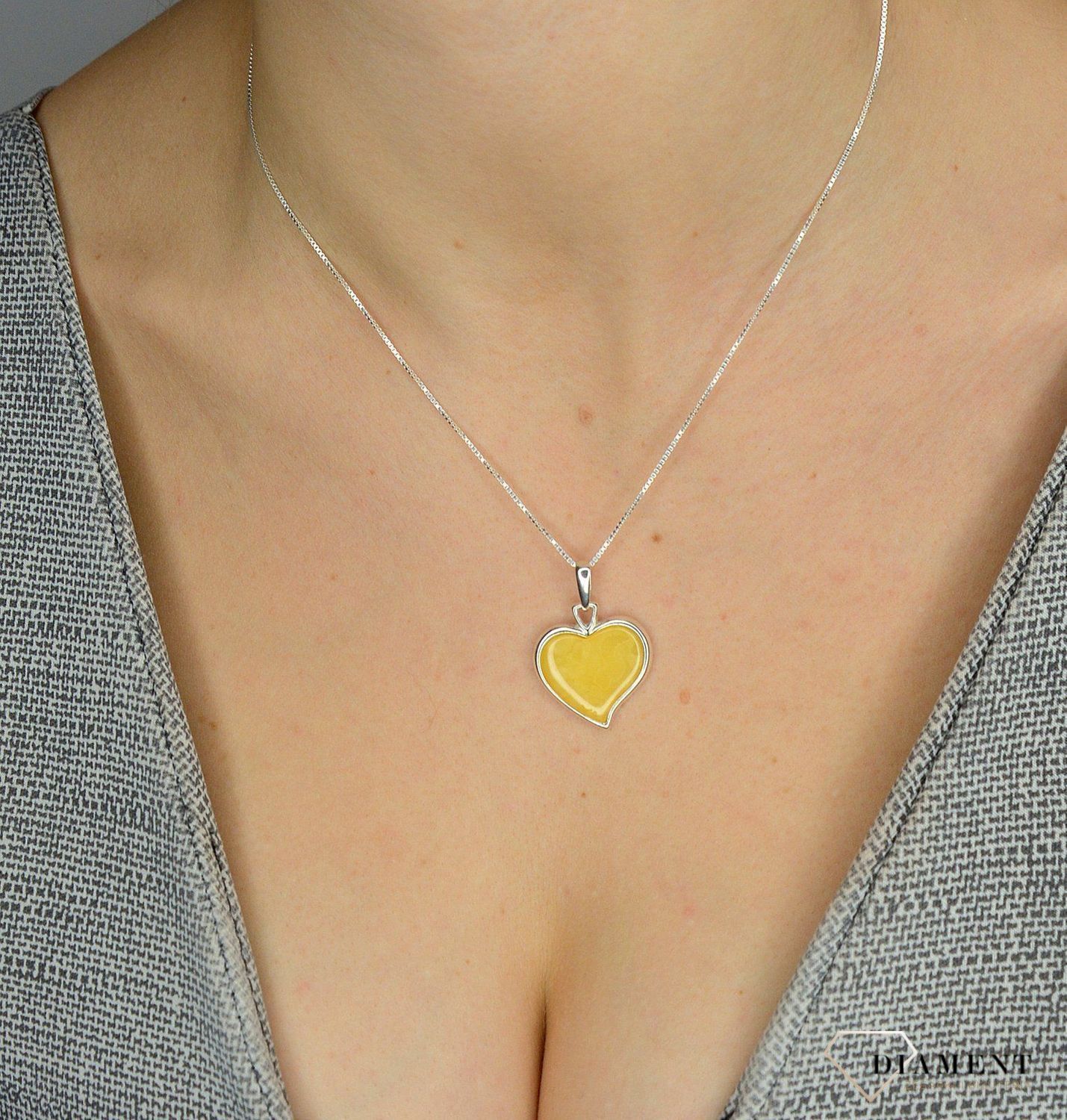 Zawieszka srebrna bursztyn serce w mlecznym kolorze DIA-ZAW-2238-925.jpg