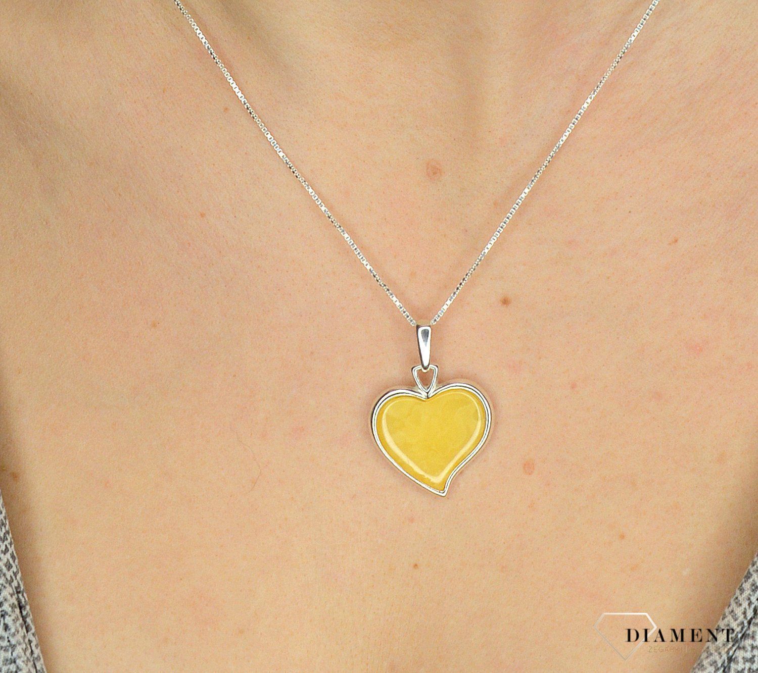 Zawieszka srebrna bursztyn serce w mlecznym kolorze DIA-ZAW-2238-925.jpg