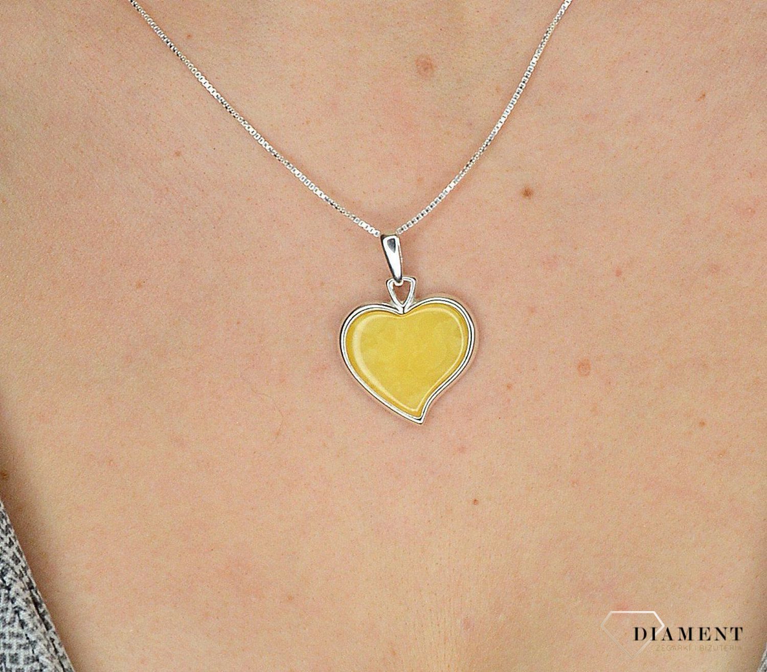 Zawieszka srebrna bursztyn serce w mlecznym kolorze DIA-ZAW-2238-925.jpg