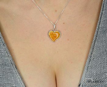 Zawieszka srebrna bursztyn serce. Zawieszka srebrna z bursztynu serce to propozycja od sklepu jubilerskiego Diament (1).JPG