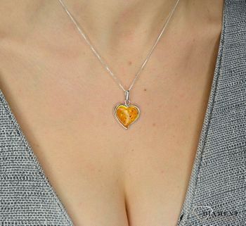 Zawieszka srebrna bursztyn serce. Zawieszka srebrna z bursztynu serce to propozycja od sklepu jubilerskiego Diament (2).JPG