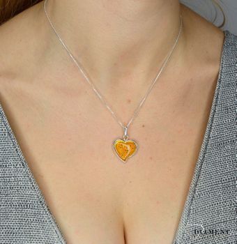 Zawieszka srebrna bursztyn serce. Zawieszka srebrna z bursztynu serce to propozycja od sklepu jubilerskiego Diament (3).JPG