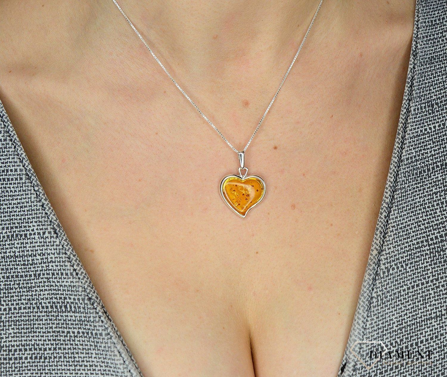 Zawieszka srebrna bursztyn serce DIA-ZAW-2240-925.jpg