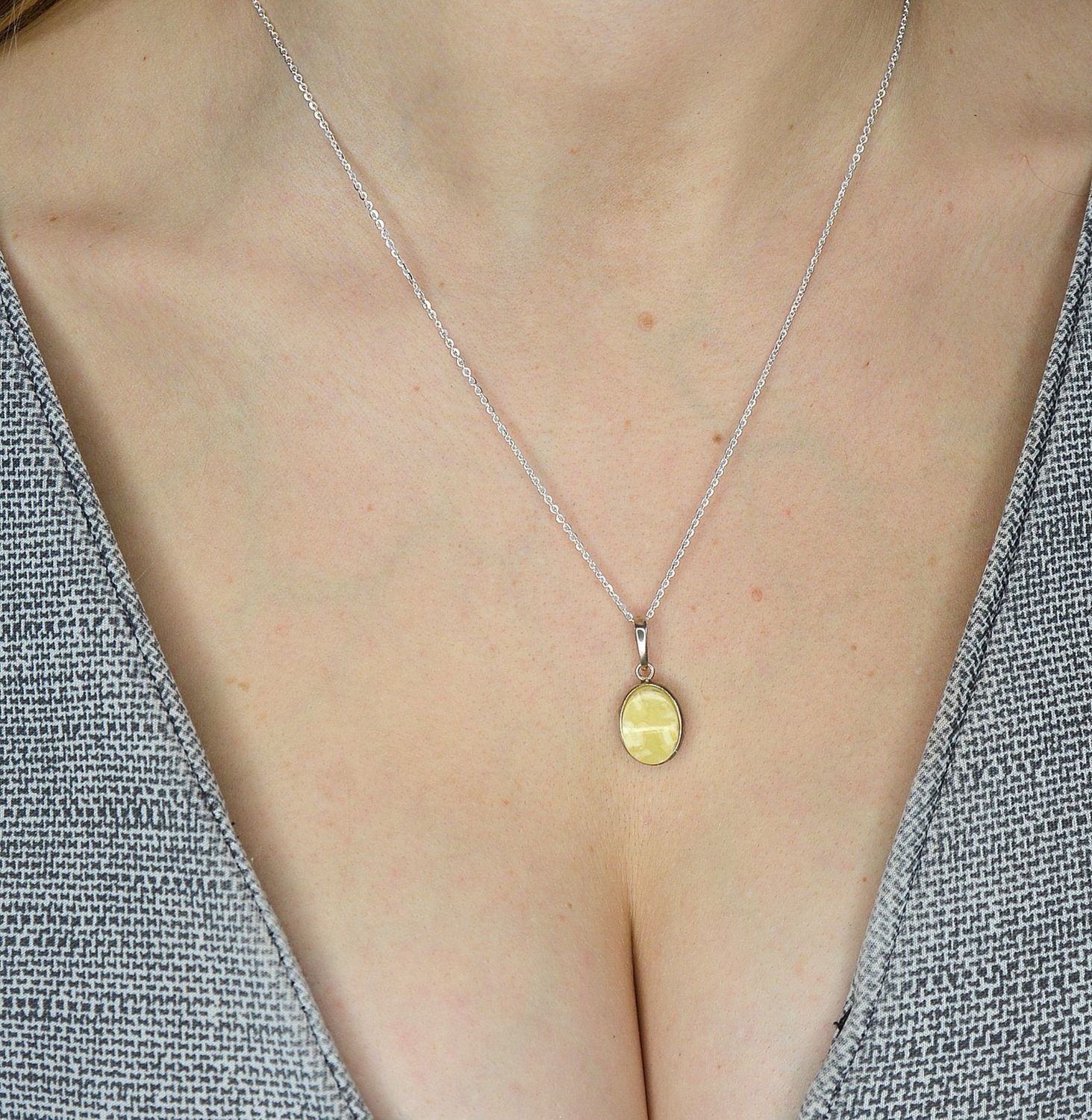 Zawieszka srebrna z bursztynem w mlecznym odcieniu DIA-ZAW-2442..jpg