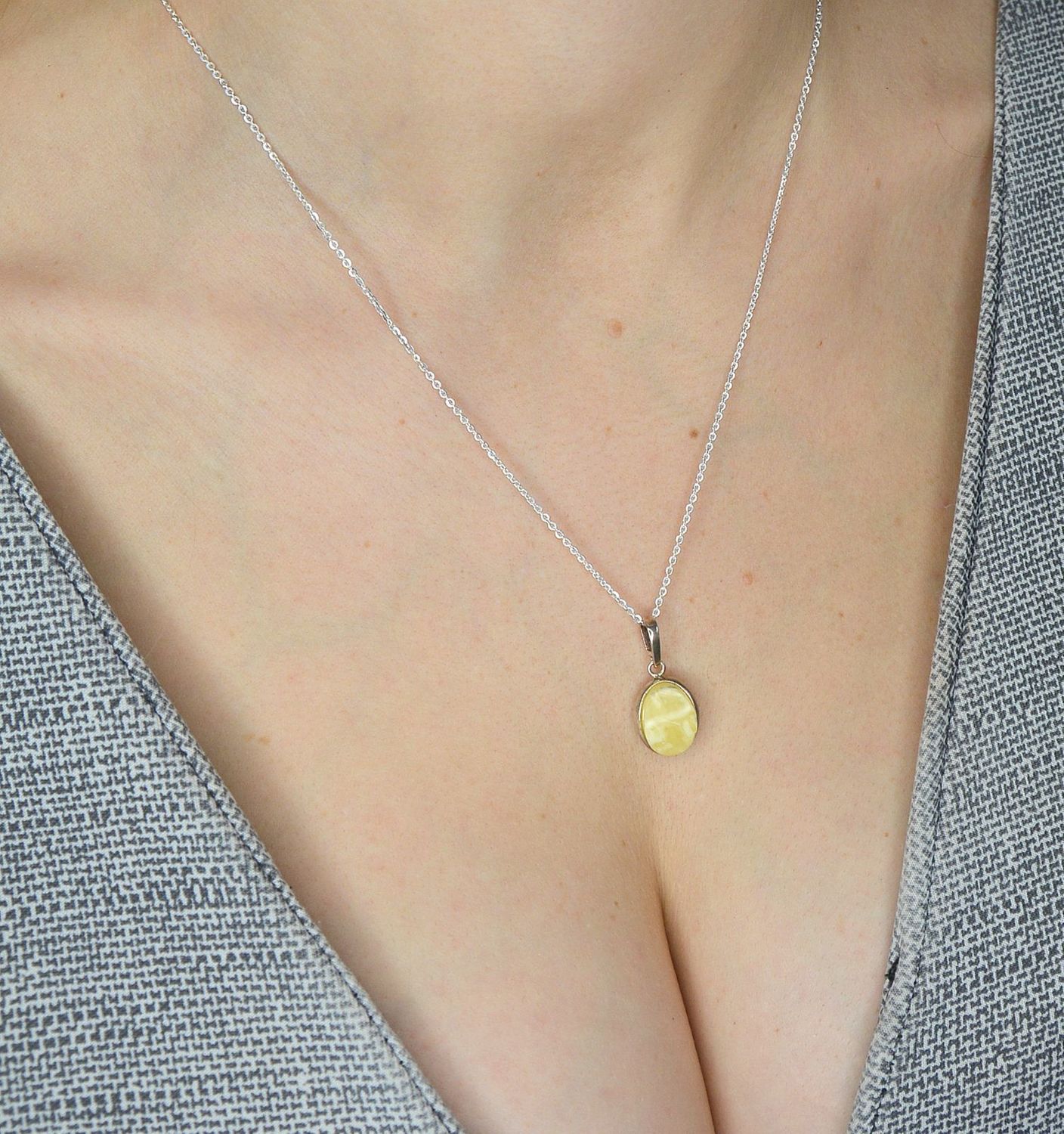 Zawieszka srebrna z bursztynem w mlecznym odcieniu DIA-ZAW-2442..jpg