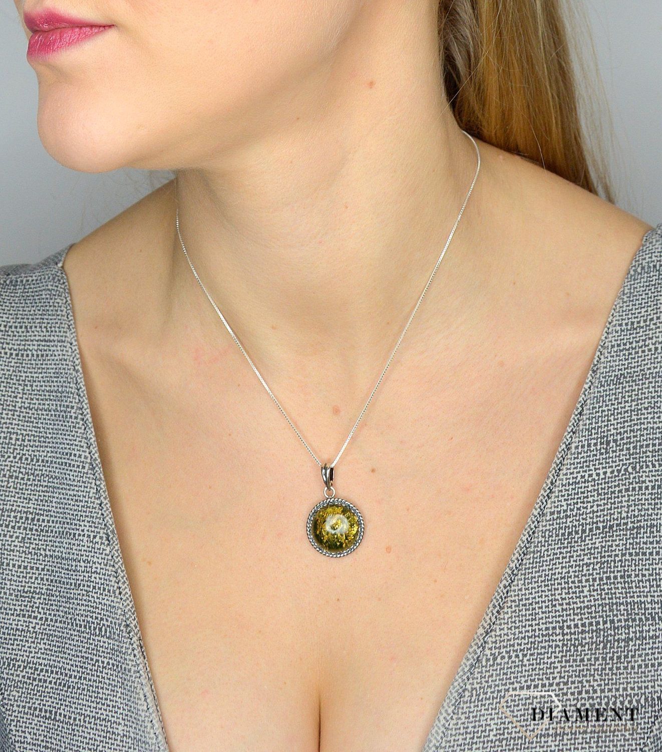 Srebrna zawieszka z zielonym bursztynem DIA-ZAW-2443 to propozycja od sklepu jubilerskiego Diament.jpg