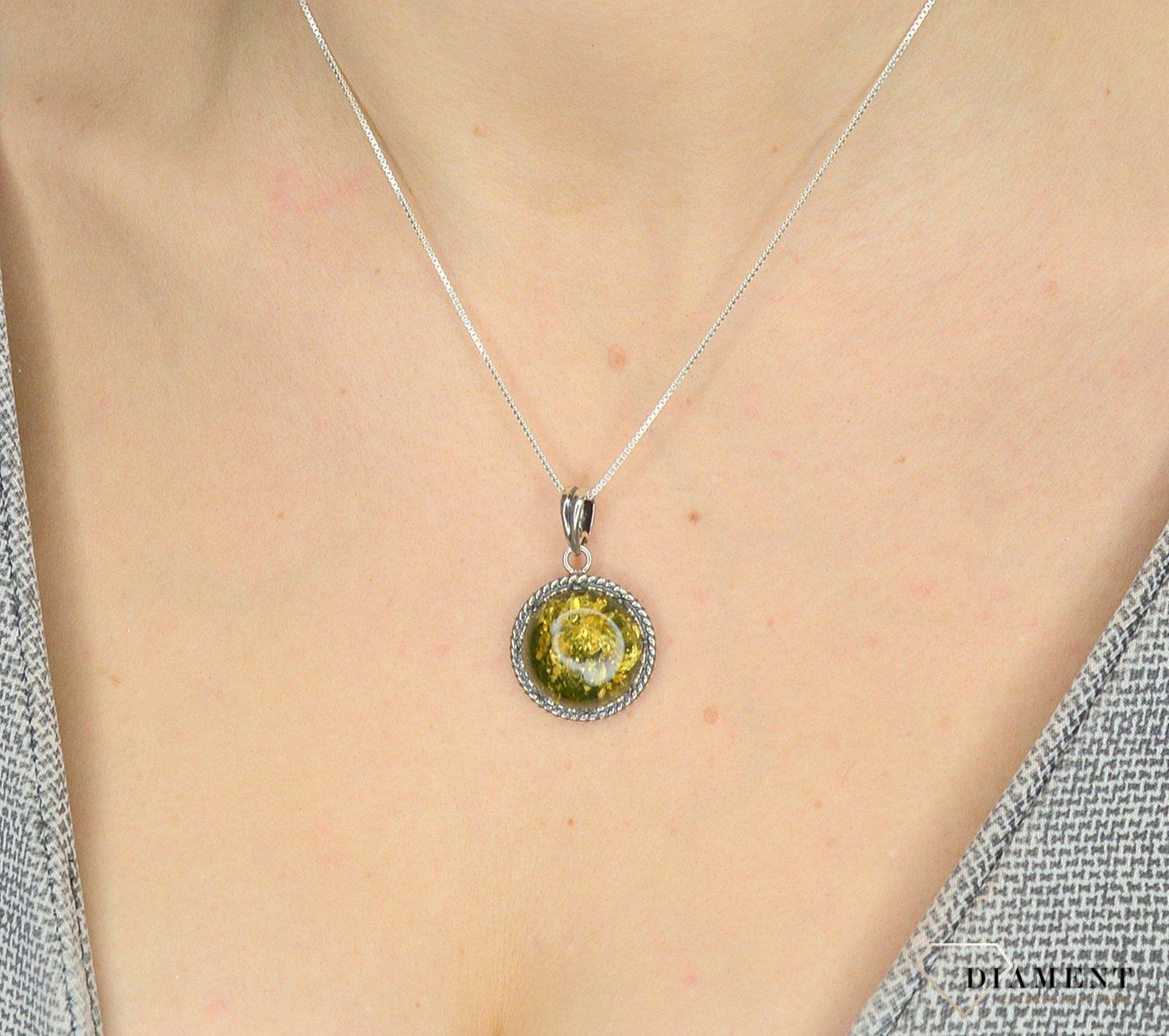 Srebrna zawieszka z zielonym bursztynem DIA-ZAW-2443 to propozycja od sklepu jubilerskiego Diament.jpg