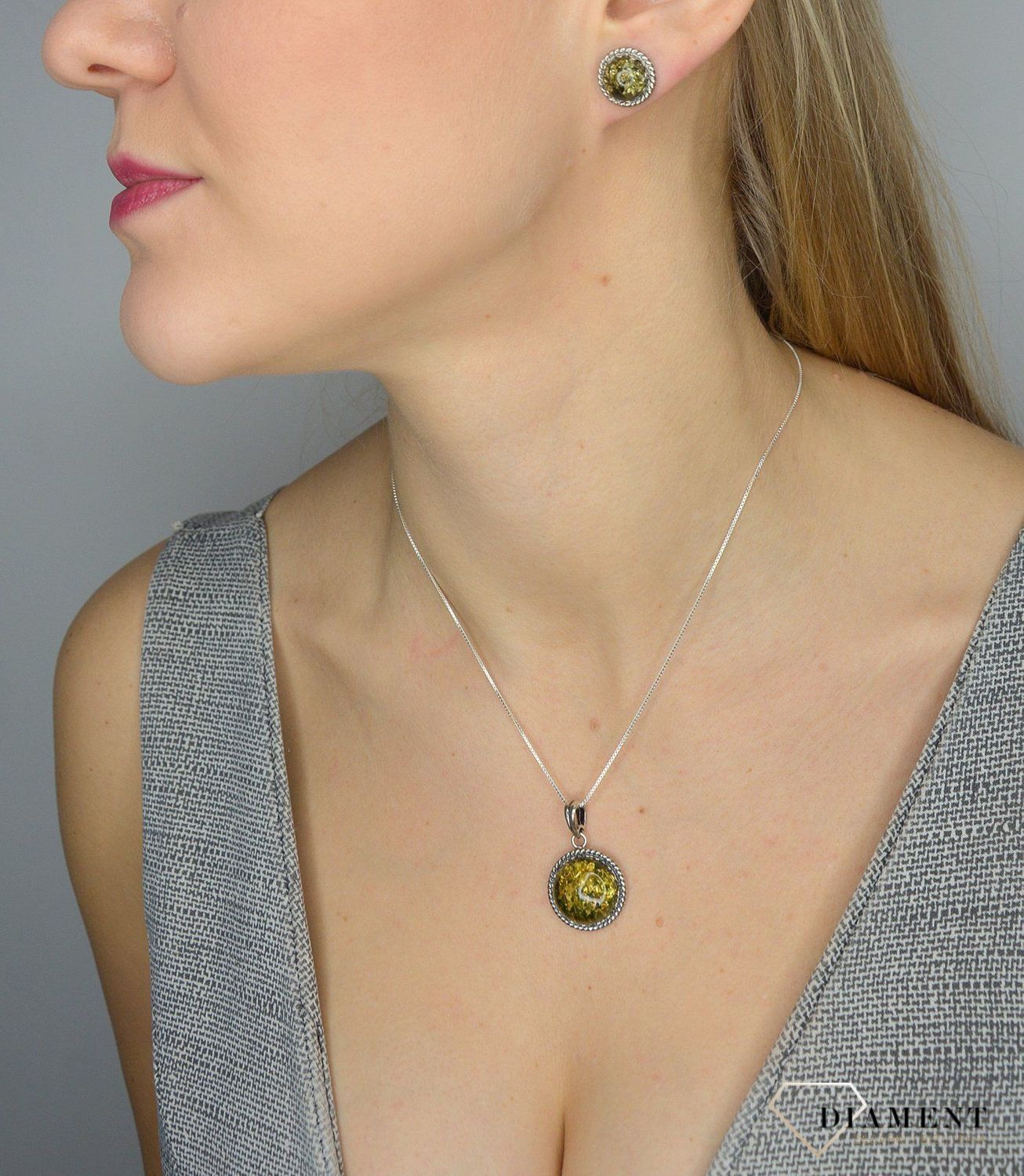 Srebrna zawieszka z zielonym bursztynem DIA-ZAW-2443 to propozycja od sklepu jubilerskiego Diament.jpg