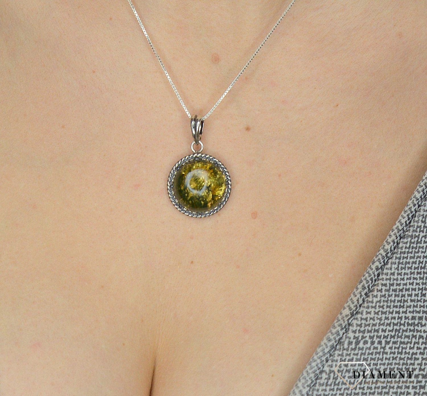 Srebrna zawieszka z zielonym bursztynem DIA-ZAW-2443 to propozycja od sklepu jubilerskiego Diament.jpg