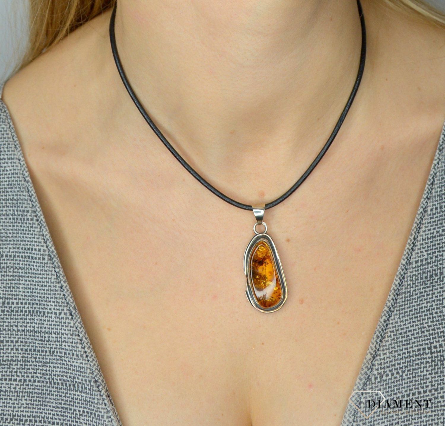 Zawieszka srebrna z bursztynem w kolorze brązu DIA-ZAW-2449-bursztyn.jpg