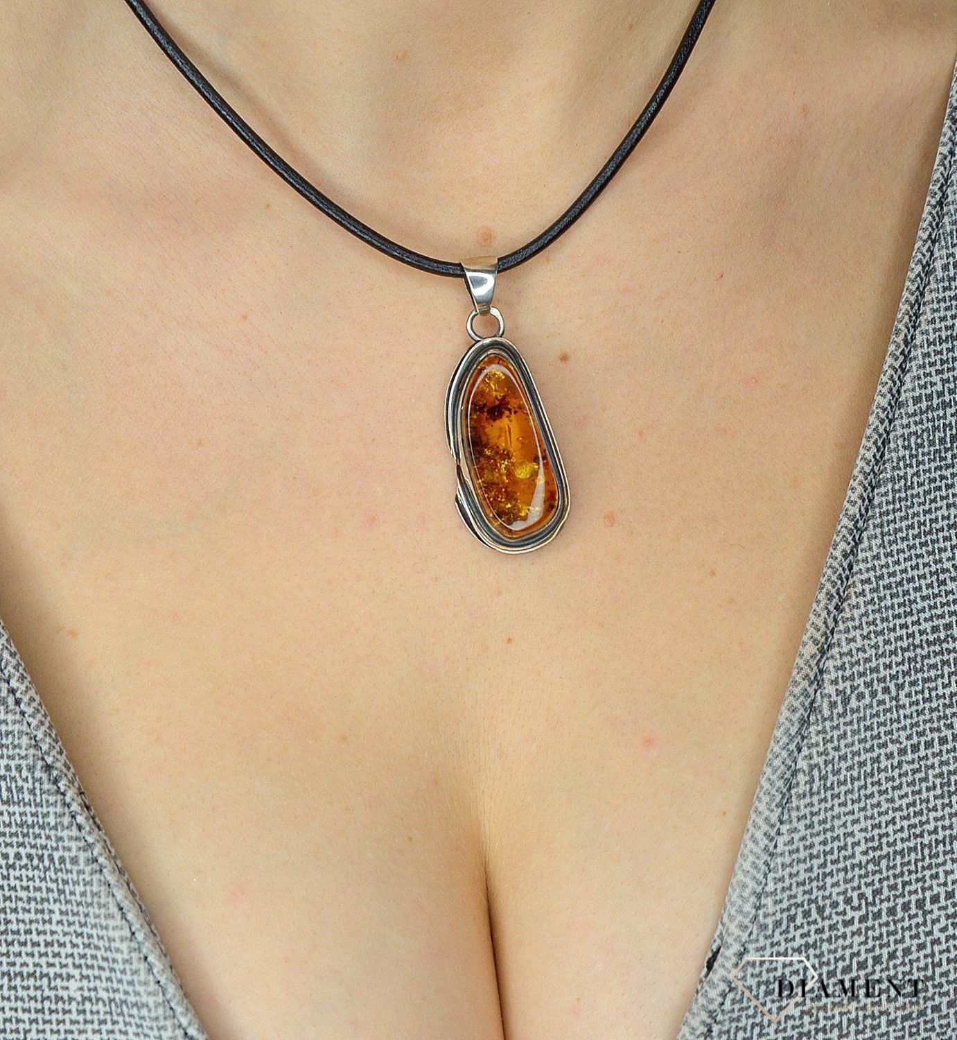 Zawieszka srebrna z bursztynem w kolorze brązu DIA-ZAW-2449-bursztyn.jpg