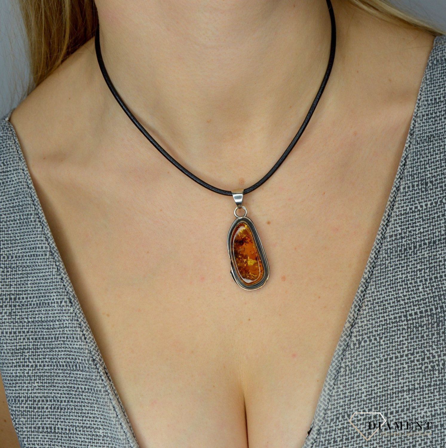 Zawieszka srebrna z bursztynem w kolorze brązu DIA-ZAW-2449-bursztyn.jpg