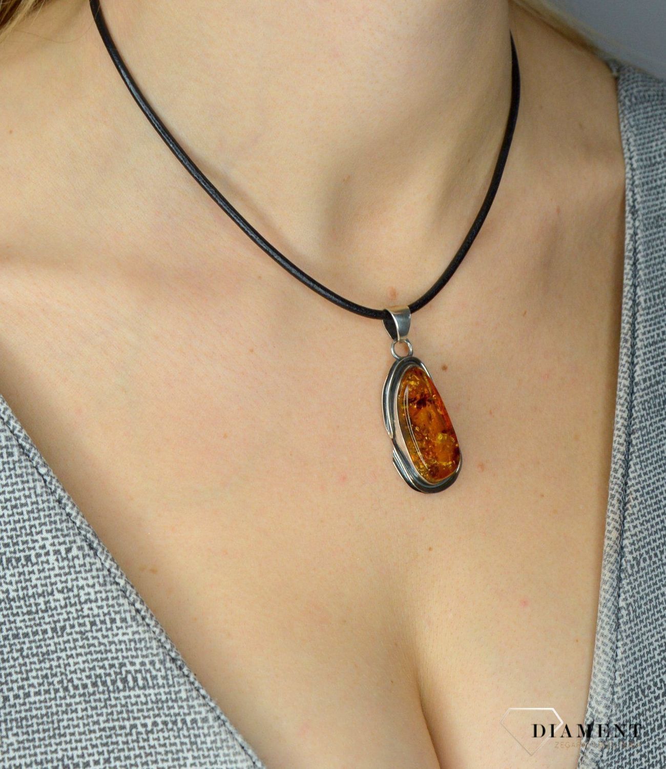 Zawieszka srebrna z bursztynem w kolorze brązu DIA-ZAW-2449-bursztyn.jpg