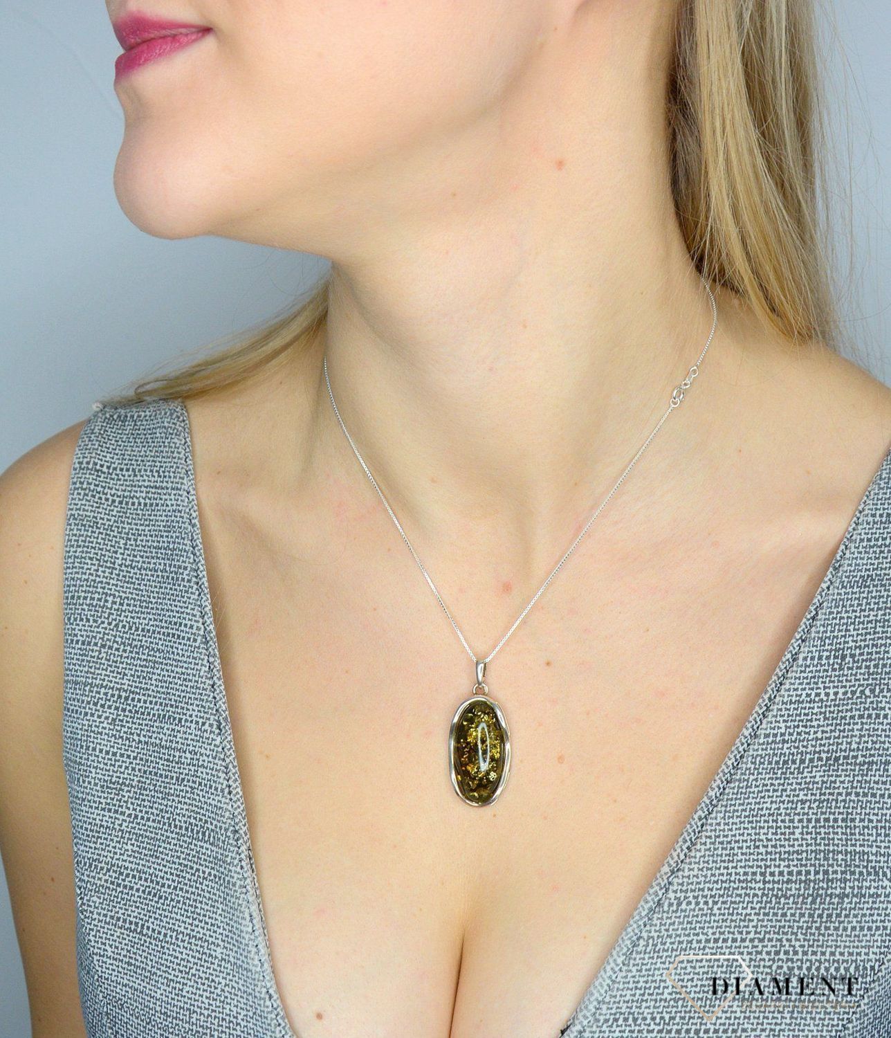 Srebrna zawieszka z bursztynem w zielonym odcieniu DIA-ZAW-2451 to propozycja od sklepu jubilerskiego Diament.jpg