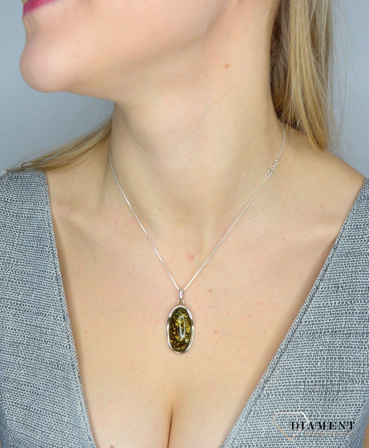 Srebrna zawieszka z bursztynem w zielonym odcieniu DIA-ZAW-2451 to propozycja od sklepu jubilerskiego Diament.jpg