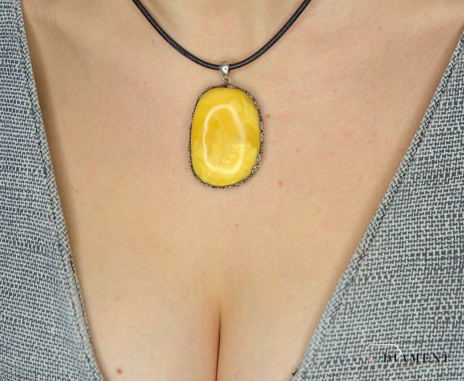 Zawieszka srebrna z mlecznym bursztynem DIA-ZAW-2452.jpg