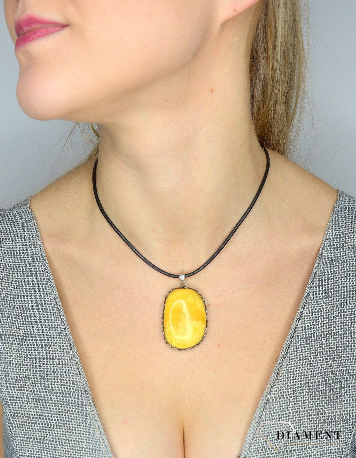 Zawieszka srebrna z mlecznym bursztynem DIA-ZAW-2452.jpg