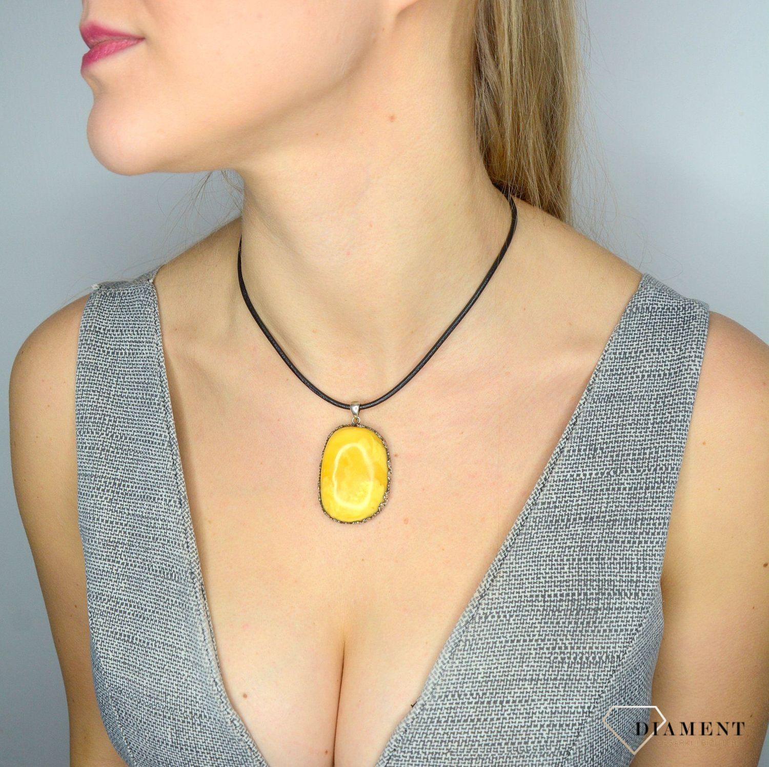 Zawieszka srebrna z mlecznym bursztynem DIA-ZAW-2452.jpg