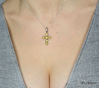 Zawieszka krzyżyk z jasnym bursztynem DIA-ZAW-2454-bursztyn to propozycja od sklepu jubilerskiego Diament. Biżuteria dla osoby, która lubi okazałość i elegancje w swoich stylizacjach (4).JPG