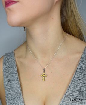 Zawieszka krzyżyk z jasnym bursztynem DIA-ZAW-2454-bursztyn to propozycja od sklepu jubilerskiego Diament. Biżuteria dla osoby, która lubi okazałość i elegancje w swoich stylizacjach (5).JPG