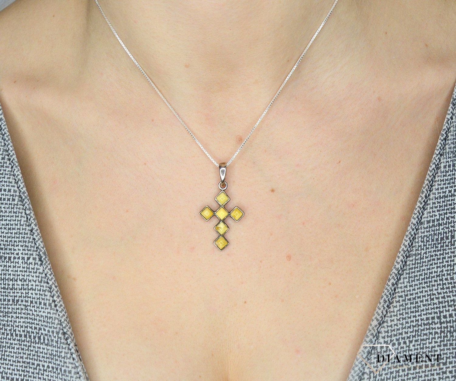 Zawieszka krzyżyk z jasnym bursztynem DIA-ZAW-2454-bursztyn.jpg