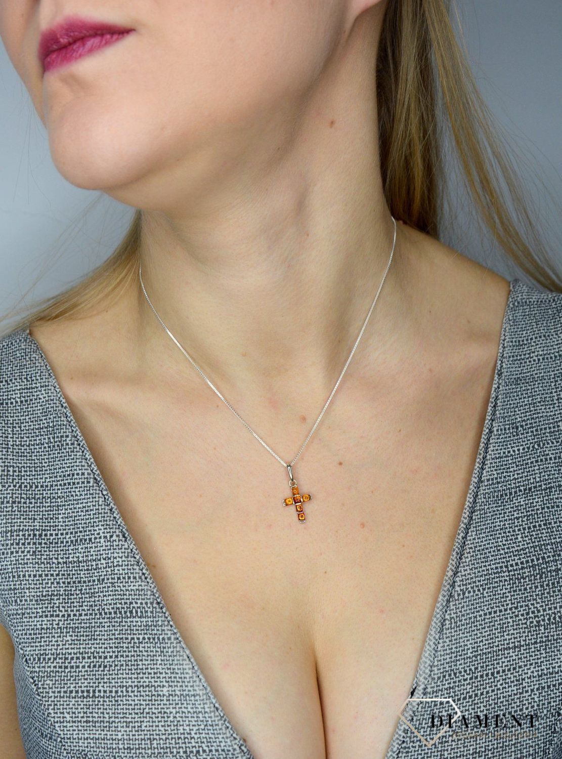 Zawieszka srebrna krzyżyk z bursztynem DIA-ZAW-2455.jpg