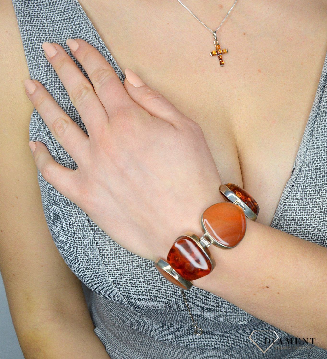 Zawieszka srebrna krzyżyk z bursztynem DIA-ZAW-2455.jpg